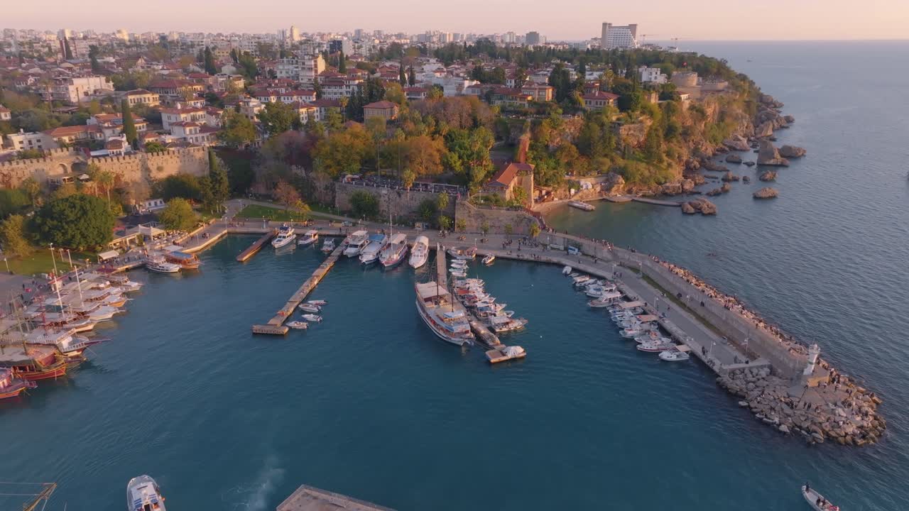 vista aérea del puerto de antalya al atardecer