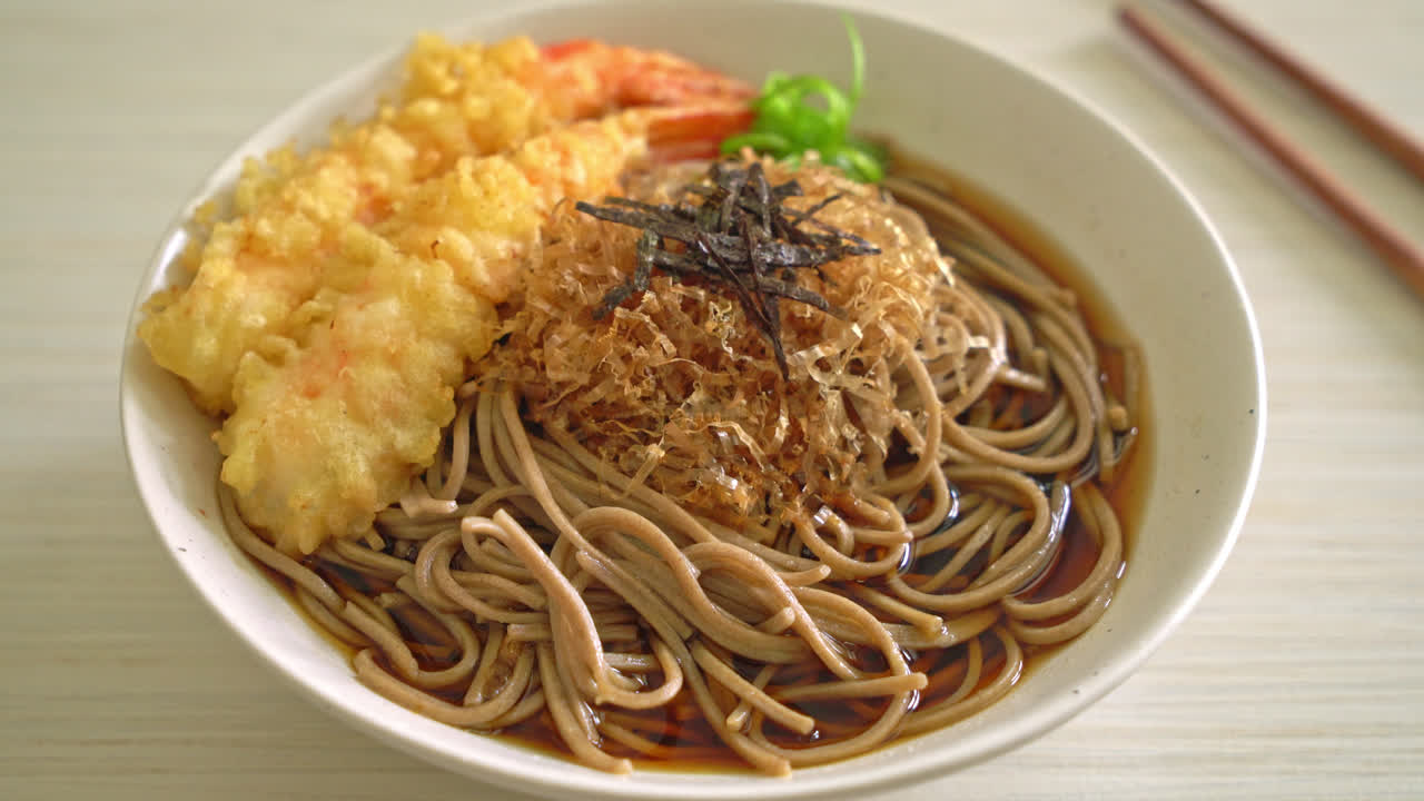 fideos ramen japoneses con camarones tempura - estilo de comida asiática