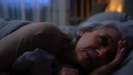 mujer tratando de dormir