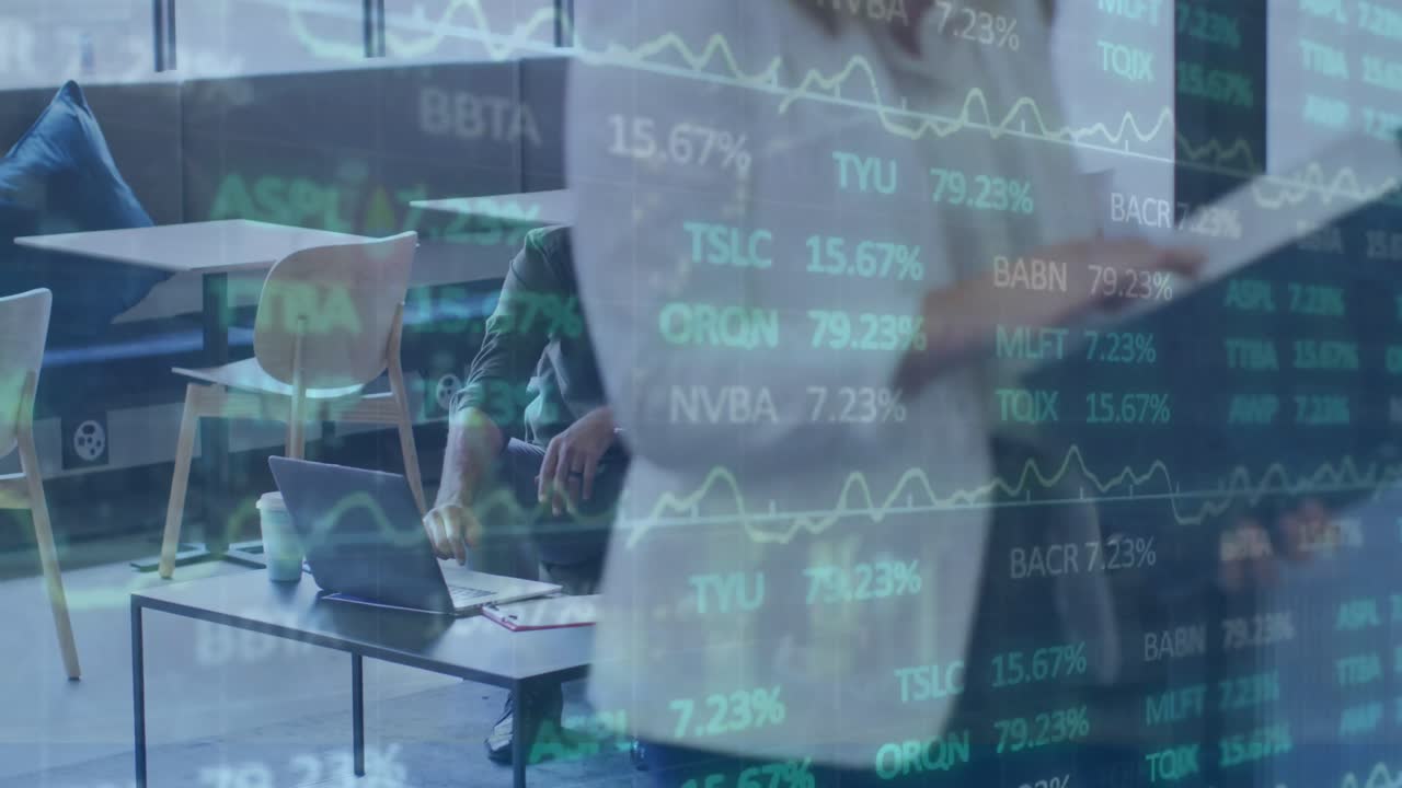 animazione di un comitato di negoziazione che si muove su diversi colleghi maschi che discutono del piano sul portatile in ufficio