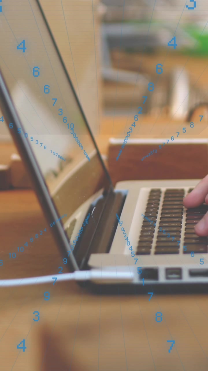 Animazione di numeri che si susseguono in loop sulle mani inquadrate di un uomo caucasico che digita su un laptop.