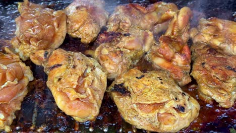 carne de pollo a la parrilla en una parrilla abierta