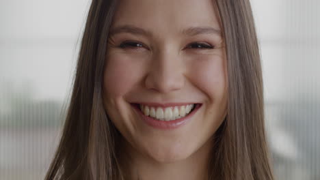 retrato de una hermosa mujer de negocios sonriendo feliz riendo en la oficina