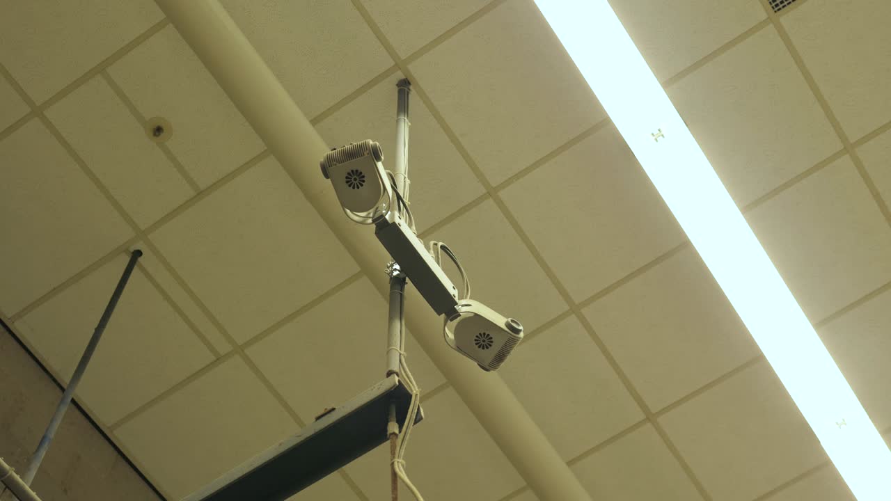 산업 공장 에서 작동 하는 공기 습화기