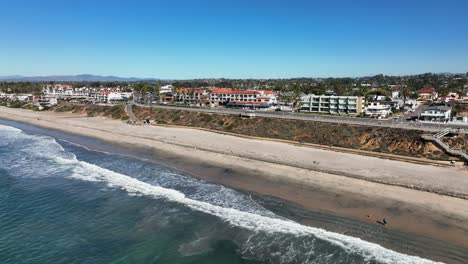 Vista-Aérea-De-Drones-Desde-La-Playa-Del-Mar-De-La-Ciudad-De-Playa-De-Carlsbad-California-En-Estados-Unidos-En-Un-Día-Soleado