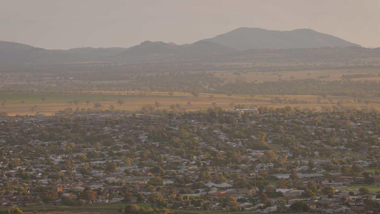 오스트레일리아 뉴사우스웨일스 주 옥슬리 경치 좋은 전망대 에서 볼 수 있는  ⁇ 워스 의 집 들 과 기업 들 의 중간  ⁇
