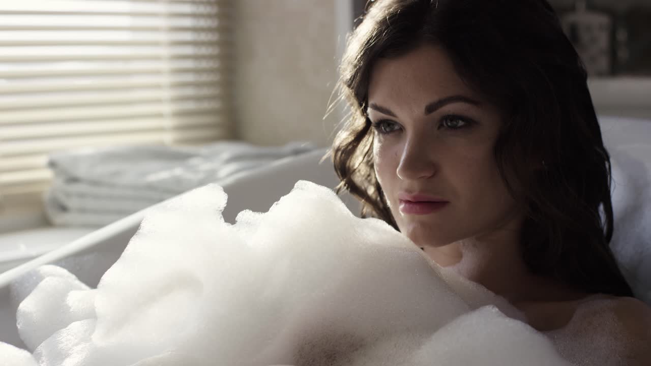 거품 욕조 에서 휴식을 취 하는 여자