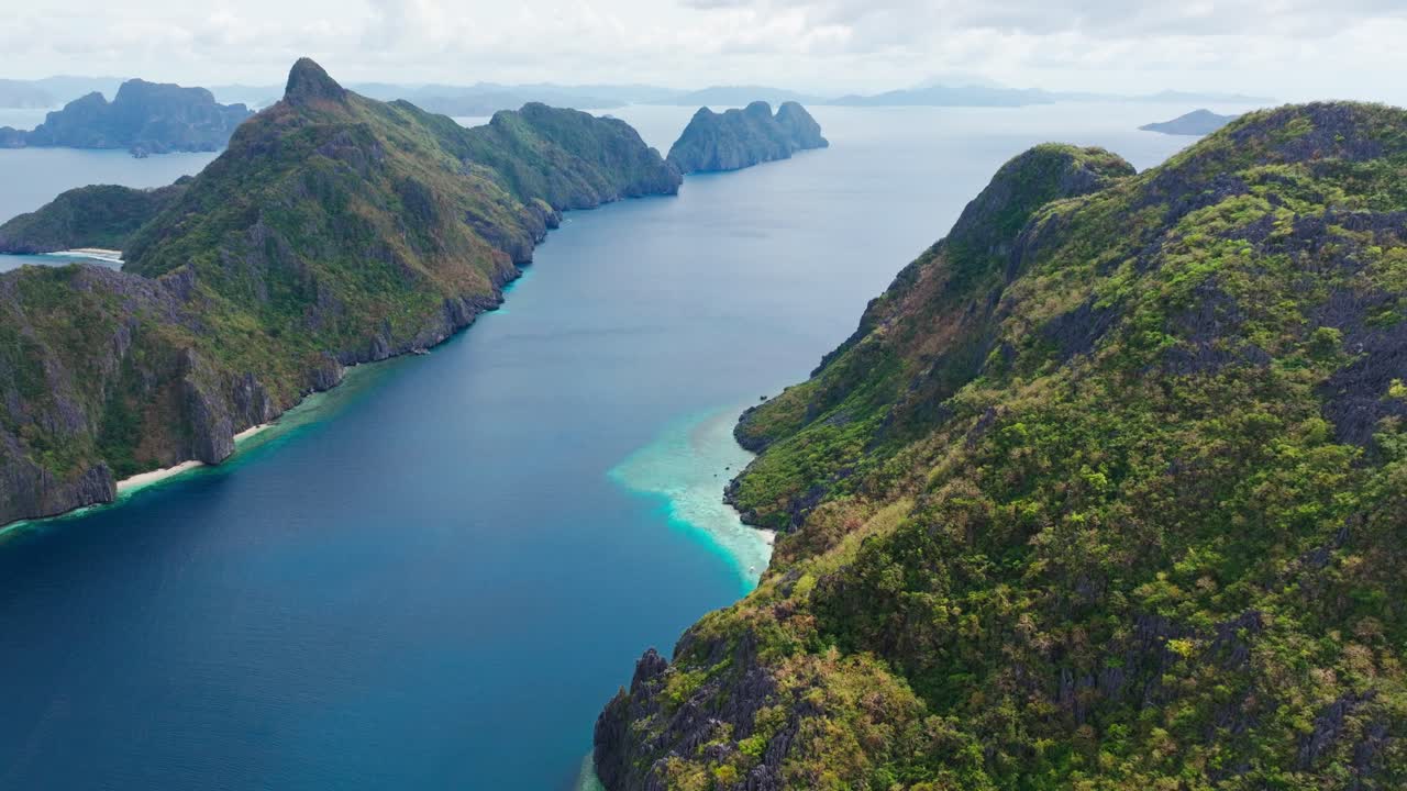 Il drone sale rivelando montagne lussureggianti e coste turchesi di El Nido, Palawan.