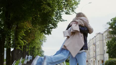 couple hugging in the city