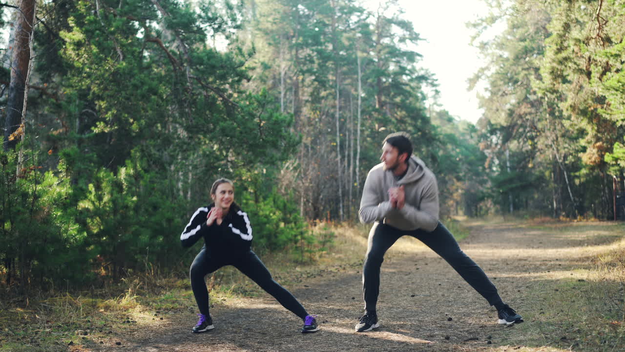 pareja estirándose al aire libre