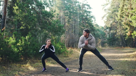 pareja estirándose al aire libre