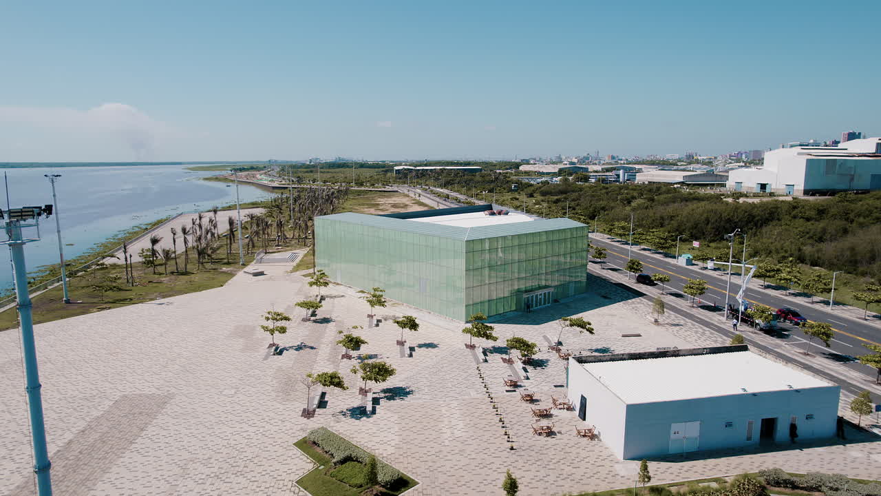 una mezcla armoniosa de tradición e innovación saluda al ojo desde esta cautivadora perspectiva aérea cerca de malecón, río magdalena en barranquilla
