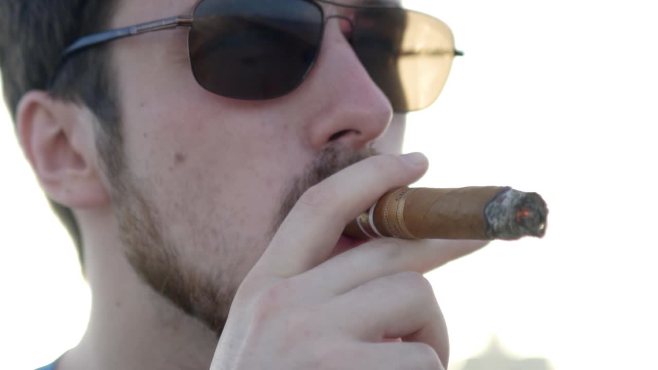 hombre fumando al aire libre