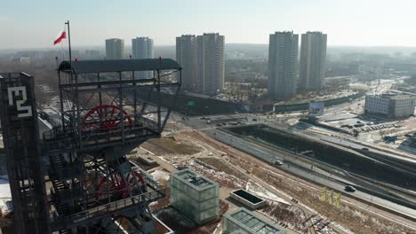 vista aérea de la urbanización en katowice llamada estrellas y el museo de silesia en primer plano