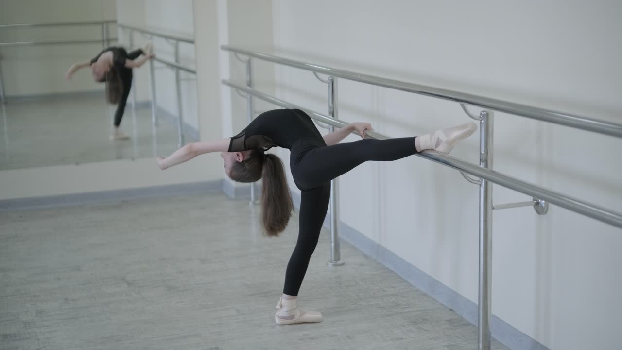 젊은 발레리나 가 스튜디오 에서 춤 을 연습 하고 있다