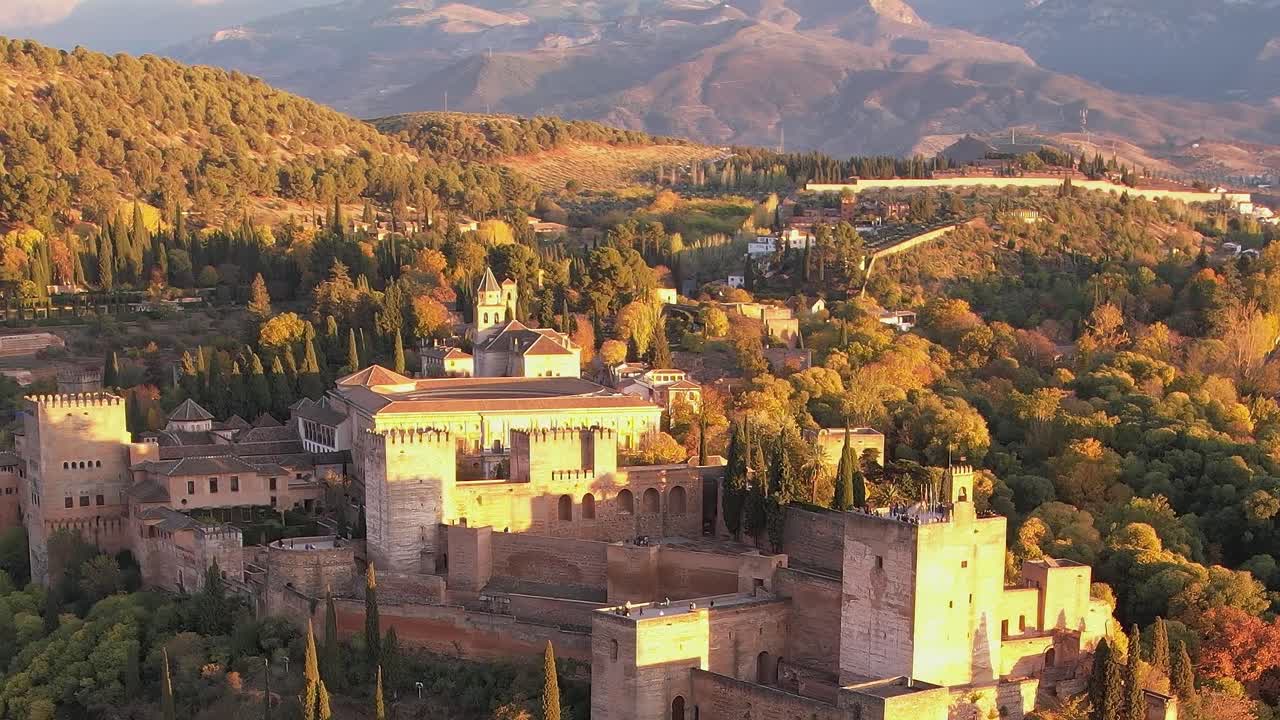 Vista de um local histórico em Granada, Espanha, durante o pôr do sol