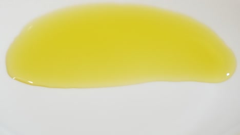 esparciendo aceite de oliva en el plato