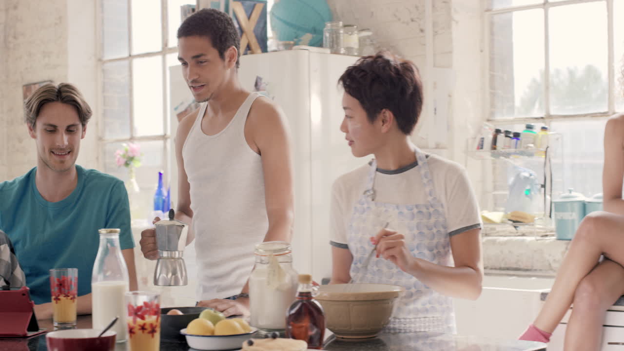 부 ⁇ 에서 집에서 파자마를 입은 아침 식사 팬케이크를 만드는 다양한 친구 그룹