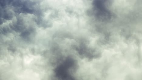 extrañas nubes blancas de tormenta en el cielo oscuro