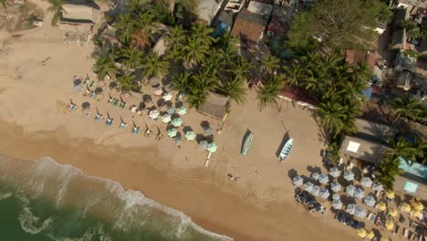 sombrillas y cabañas en el tropical beach resort en yelapa, jalisco, méxico