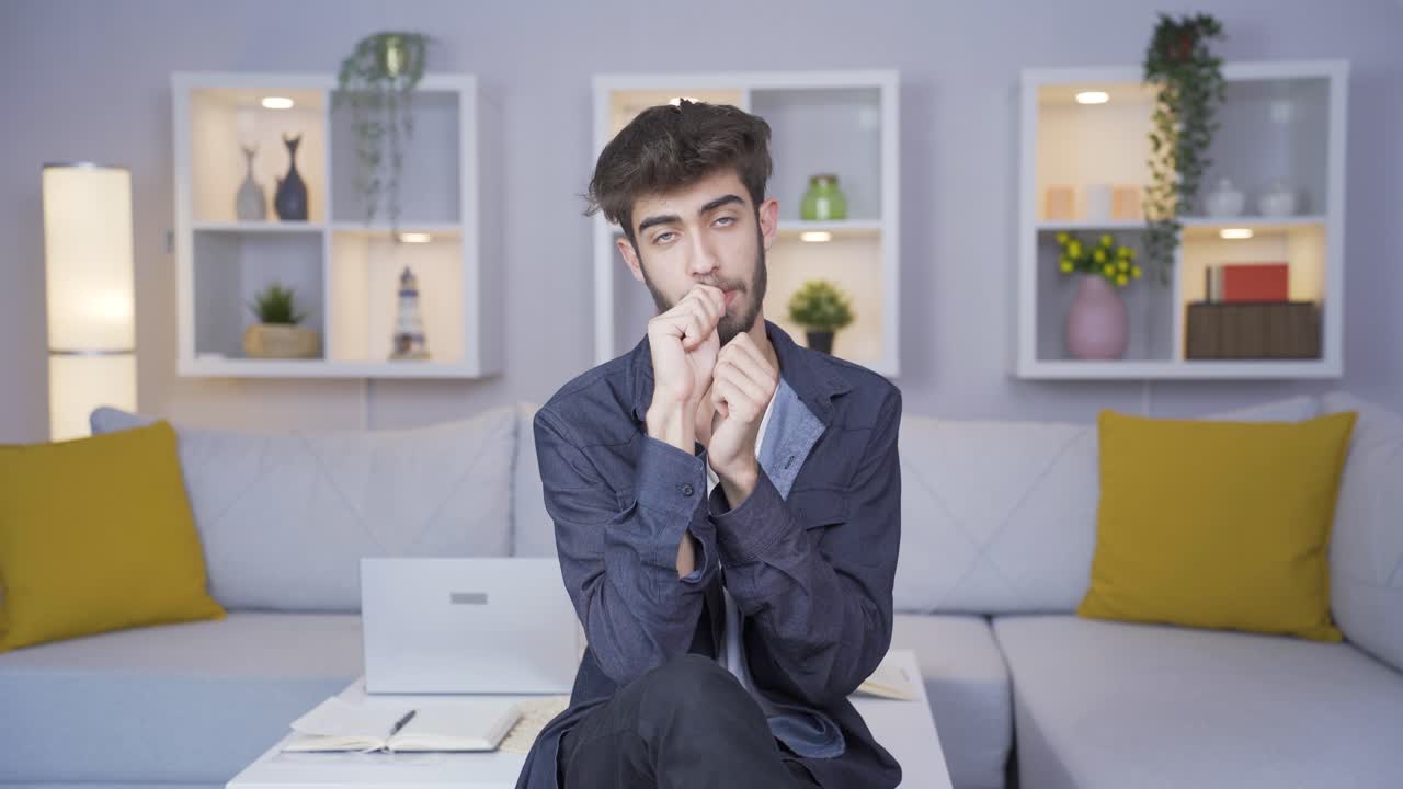 el hombre se está mordiendo las uñas.