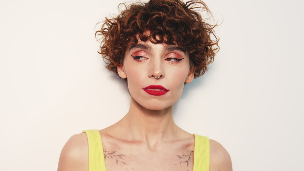 joven hermosa mujer segura de sí misma en una camiseta amarilla de verano de moda