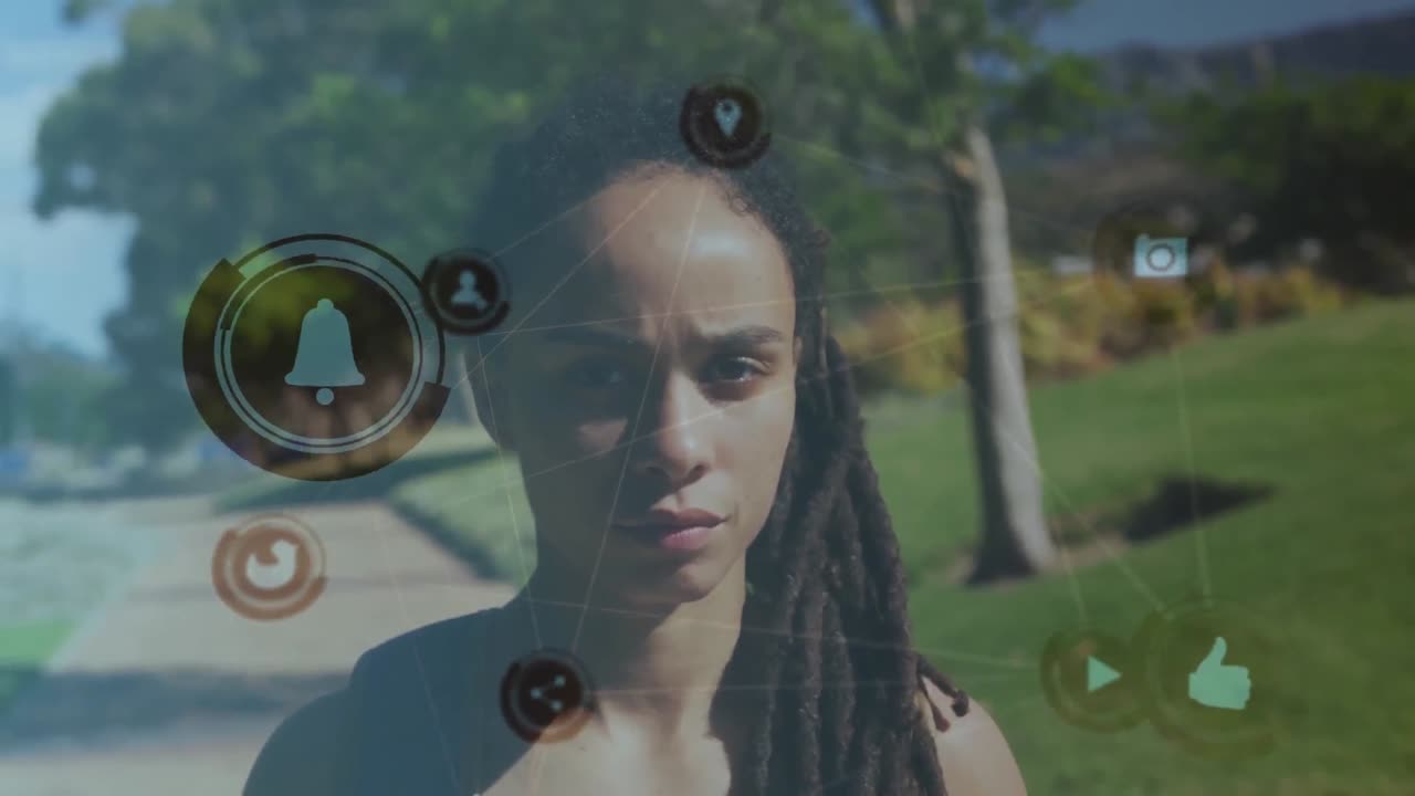 animación de una red de iconos de las redes sociales sobre la mujer en el parque