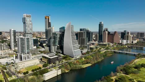 toma aérea del centro de austin, tx con el río colorado en el marco
