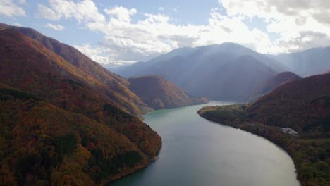 Un-Vuelo-De-Drones-Sobre-Los-Alpes-Japoneses-Y-Sus-Lagos-Durante-El-Otoño