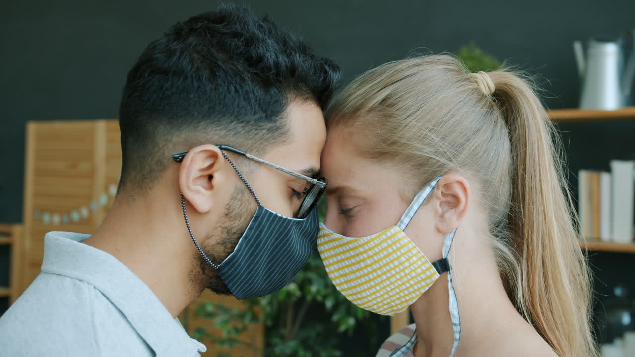 마스크를 착용한 커플
