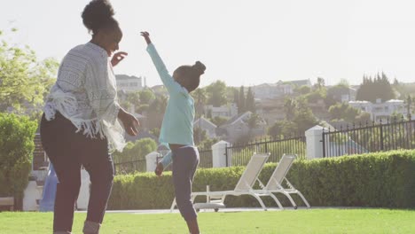 video de una abuela afroamericana feliz y su nieta jugando en el parque, bailando, copiando espacio