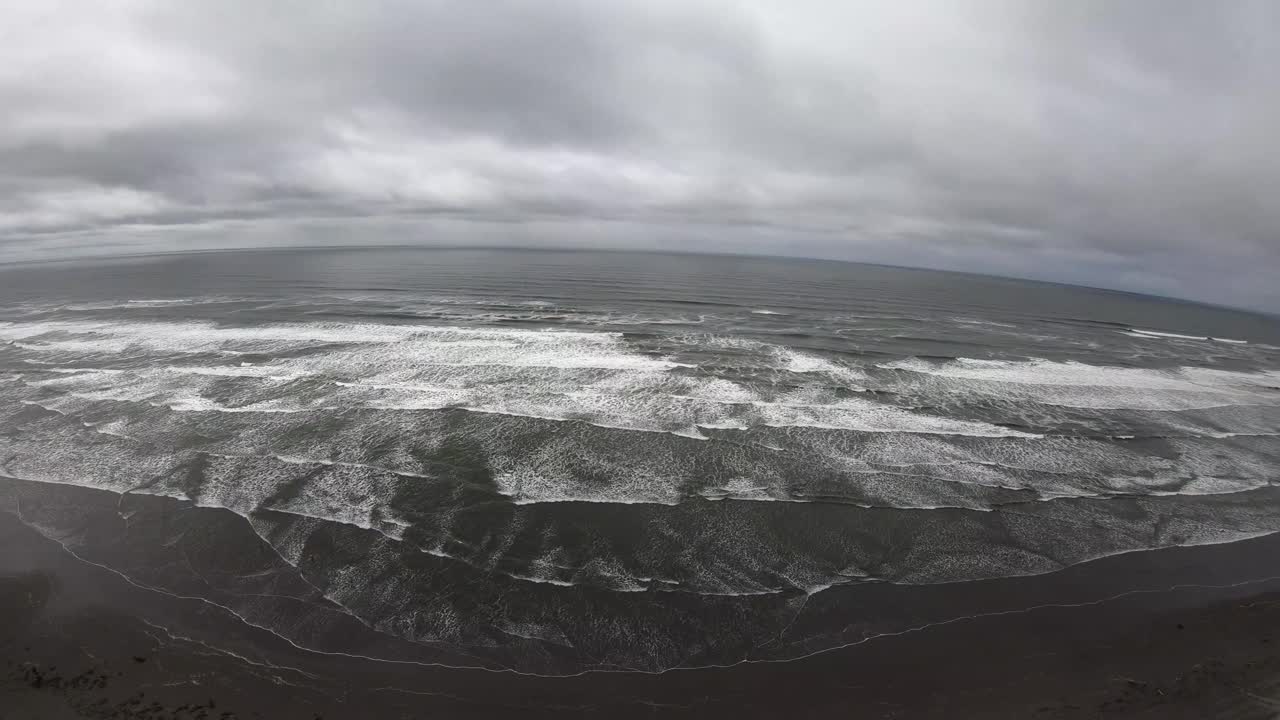 미국 북서부 해안 상공을 비행하는 드론 비행
