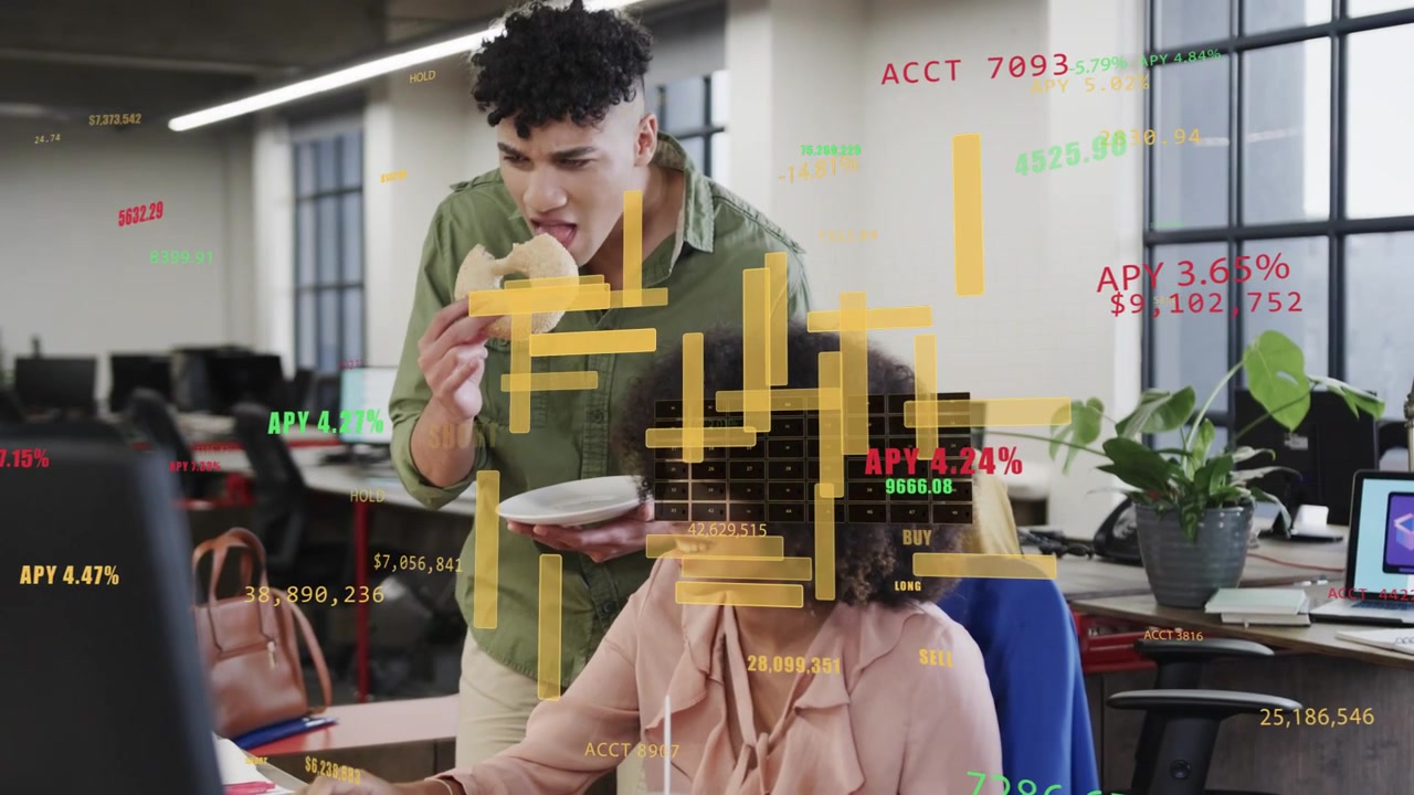 Wanita menggunakan keyboard, menyebabkan grafik candlestick animasi menunjukkan keuntungan APY untuk keuangan, pria mencondongkan tubuh.