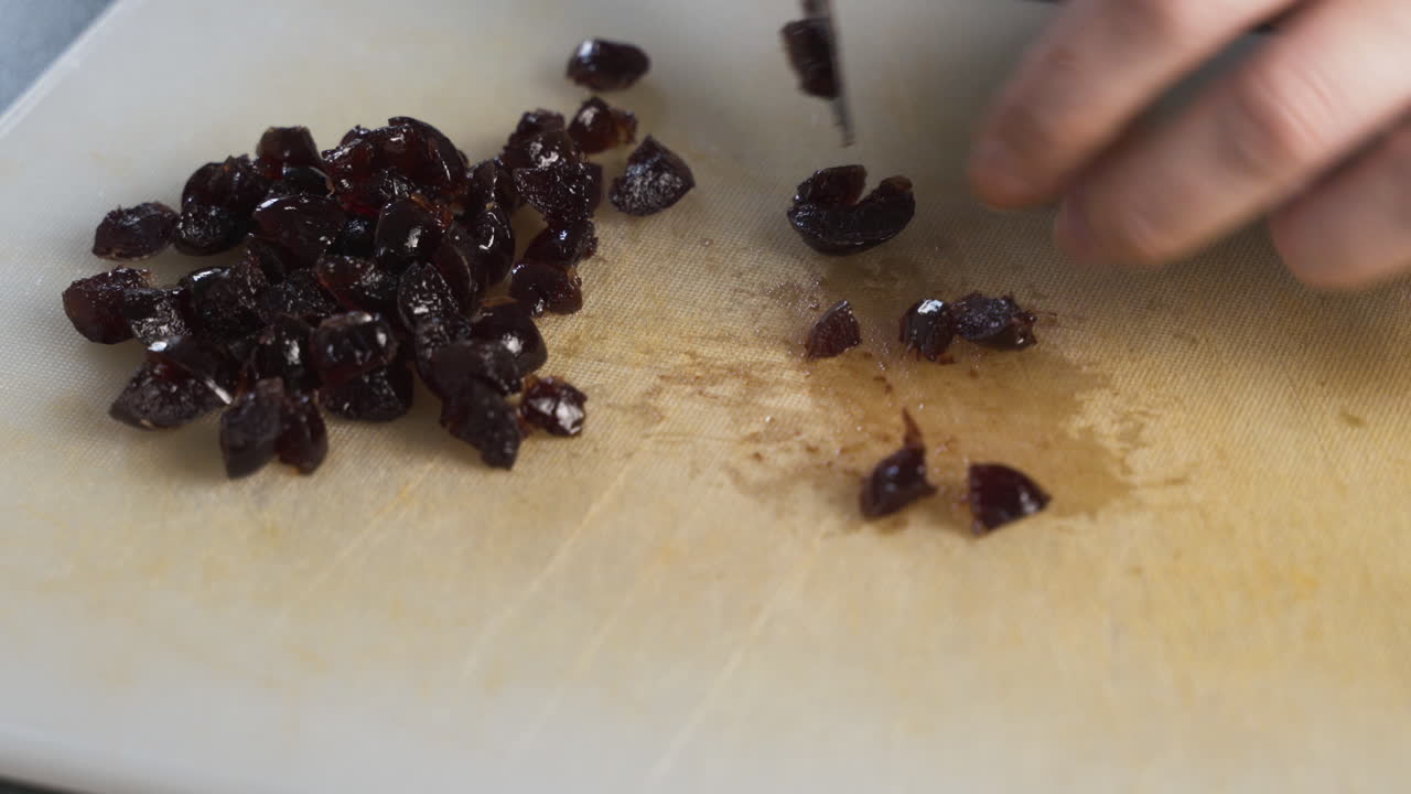 Cerejas frescas fatiadas em pedaços pequenos para fazer o recheio da torta natalina para uma sobremesa doce.