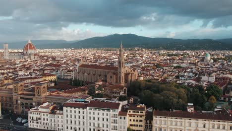 Basilica-Santa-Croce-In-Der-Antiken-Mittelalterlichen-Stadt-Florenz,-Römisch-katholische-Kirche,-Antenne