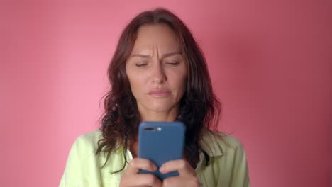 mujer usando un teléfono