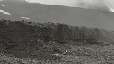 Vapor-Caliente-Saliendo-Del-Agua-Y-Sobre-Un-Pequeño-Borde-De-La-Tierra-En-La-Isla-Desolada-En-La-Antártida