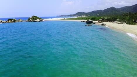 Panoramic-wide-shot-of-Tayrona-national-park-in-Santa-Marta,-Colombia