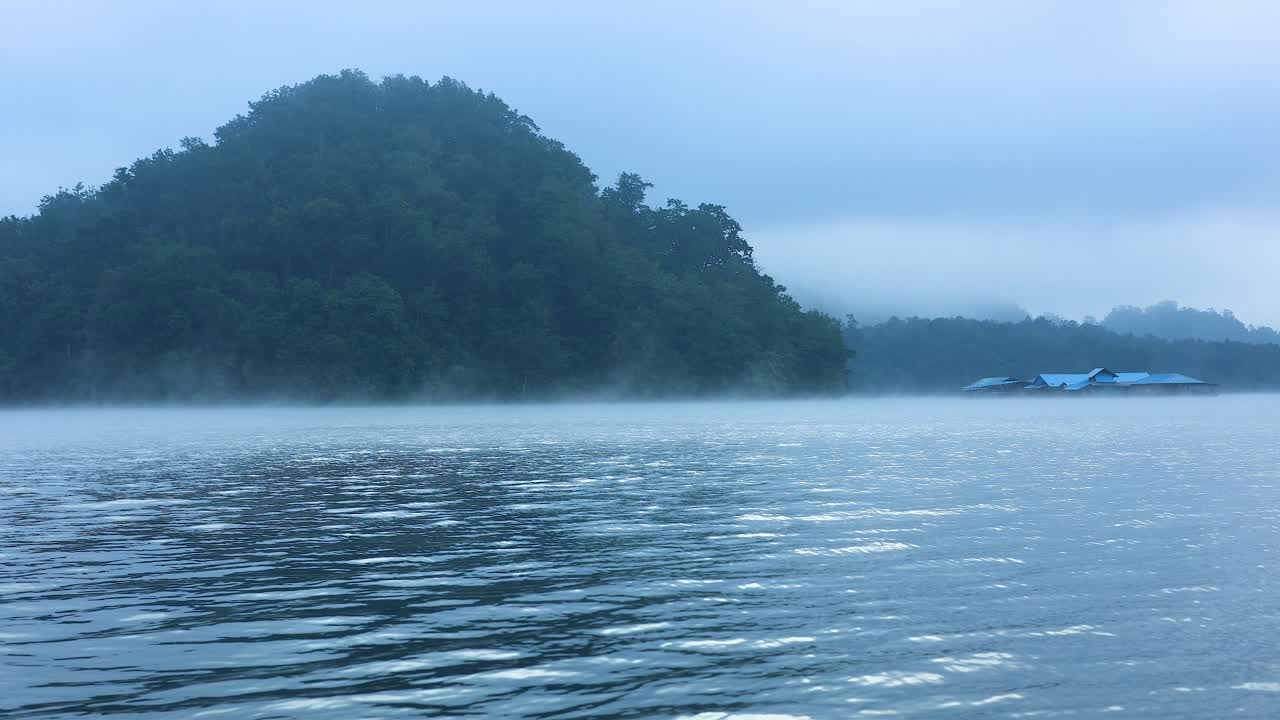 치앙마이의 산과 함께 흐린 강