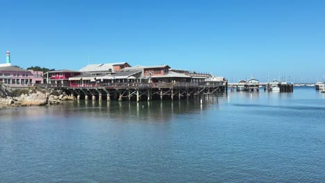 Panorama-Y-Puerto-Deportivo-Del-Muelle-De-Pescadores-De-Madera-Tradicional-De-Monterey