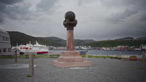 vista del punto más septentrional del arco geodésico de struve en hammerfest, noruega en un clima nublado, plano completo, estático