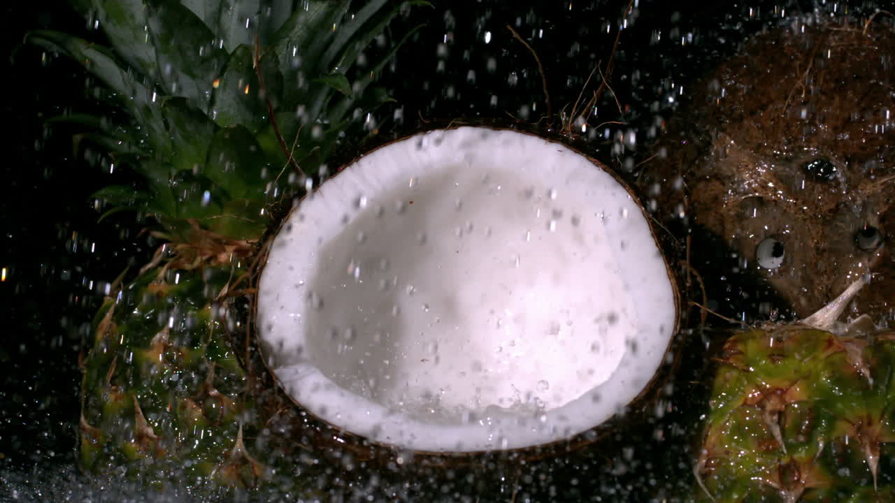el agua llueve sobre el coco y las piñas.