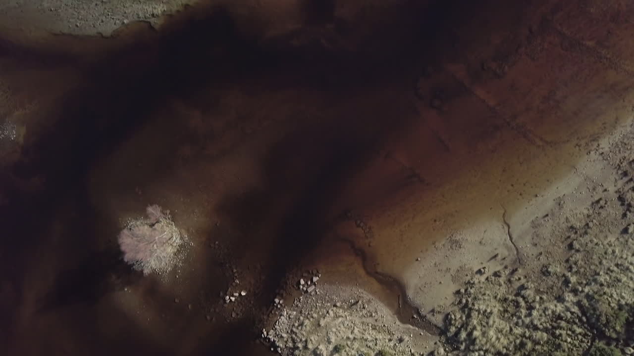 imágenes aéreas de agua turbada desde arriba del lago mhor en un día soleado, tierras altas de escocia, escocia