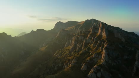 Drohnenblick-über-Den-Ciucas-Gipfel-Bei-Sonnenuntergang,-Wunderschöne-Berglandschaft-In-Rumänien