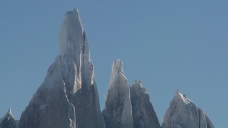 Die-Bemerkenswerte-Bergkette-Von-Fitzroy-In-Patagonien-Argentinien-Mit-Schneebedeckten-Gletschern-1