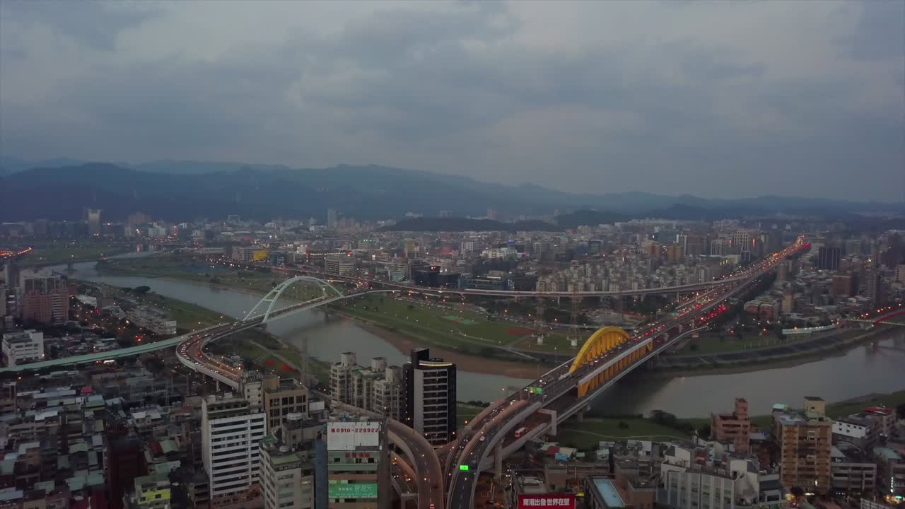 hora de la noche de taiwán taipei ciudad ribera panorama aéreo 4k