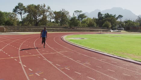 homem de raça mista deficiente com pernas protéticas correndo na pista de corrida