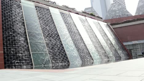 Toma-De-Pie-De-Una-Hermosa-Fuente-De-Agua-En-La-Torre-Millenia-En-Singapur