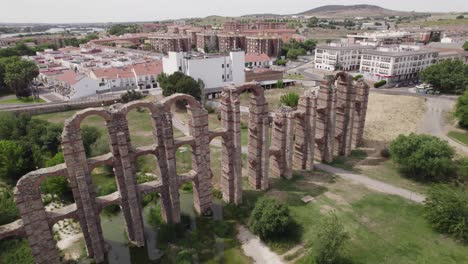 Aerial:-Ancient-Roman-Aqueduct-of-Mérida,-engineering-marvel-Badajoz,-Spain