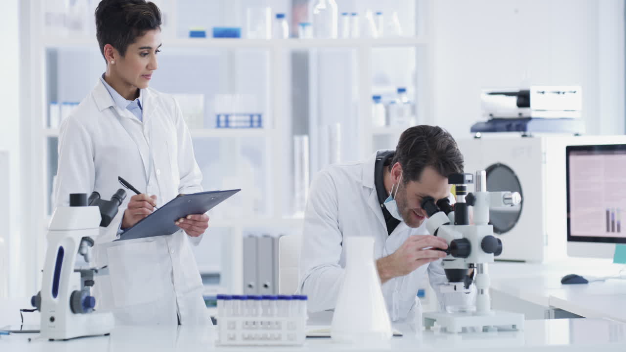 현대적 인 실험실 에서 협력 하는 과학자 들